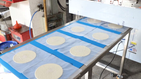 Automatische laagkosten kleine voetafdruk tortilla productielijn met deegverdeler ronde voor uniforme tortilla maken