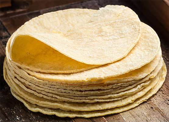 Elektrische tortilla maker in zilver voor verse en authentieke zelfgemaakte tortilla's